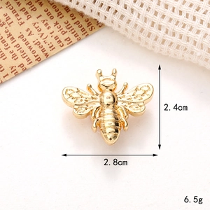 Detailed dimensions of the gold bee shoe charm accessory, 2.4cm by 2.8cm, weighting 6.5g