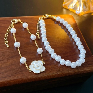 2-piece set of camellia flower and imitation pearl bracelets with gold plating for women