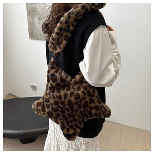 Sac fourre-tout en fausse fourrure léopard en forme d'étoile avec une texture douce