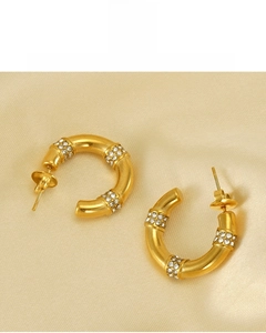Détail de boucles d'oreilles créoles bambou plaquées or 18K avec trois rangées de cristaux