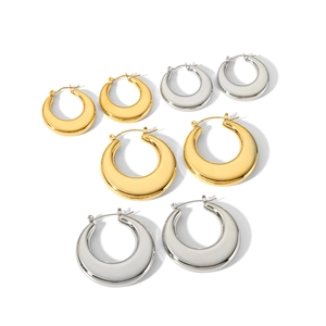 Boucles d'oreilles créoles en U en or 18 carats et acier en trois tailles sur fond blanc