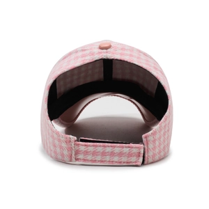 Vue arrière de la casquette pied-de-poule rose avec sangle réglable et logo M