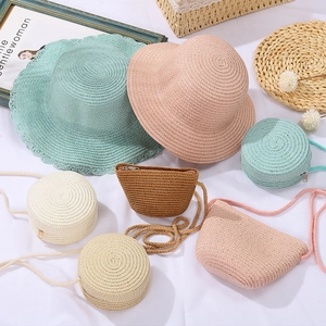 Set cappello di paglia e borsa a tracolla intrecciata per donna e bambini color pastello