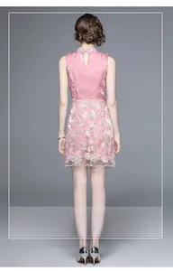 Détail de la robe rose sans manches avec broderie florale et paillettes au dos