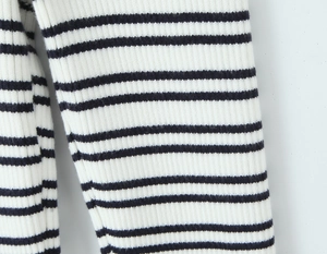 Detailaufnahme des schwarz-weiß gestreiften Rippstrickgewebes mit Fokus auf die Textur