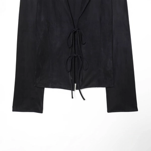 Chemise femme en daim noir avec lacets sur le devant et manches longues au fini mat