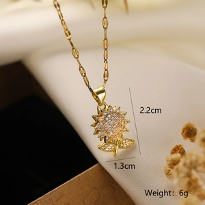 Gros plan du pendentif tournesol doré avec zircons, taille 2,2cm x 1,3cm, poids 6g