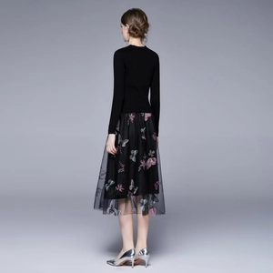 Abito in maglia nera slim fit con gonna in tulle ricamata a farfalla vista posteriore