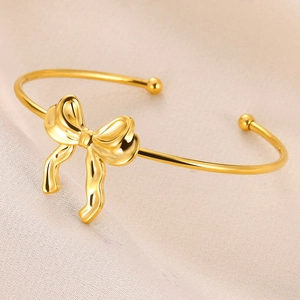Vue détaillée d'un bracelet jonc nœud plaqué or 18K avec une finition métallique polie