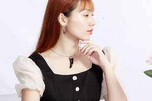 Détail d'un mannequin portant un ensemble de bijoux en verre cristal noir et blanc avec collier