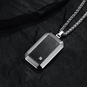 Collier hip hop pour homme avec pendentif rectangulaire brossé noir sur fond de pierre