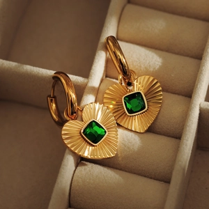Détail des boucles d'oreilles cœur en plaqué or 18k avec pierre de zircone verte