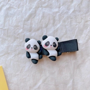 Details von niedlichen Mini-Panda-Haarklammern mit rosa Wangen auf schwarzem Band