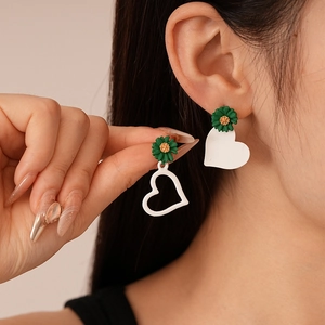 Asymmetric acrylic daisy heart drop earrings in white and green for women