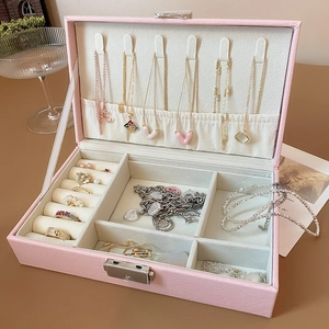 Schmuckkästchen aus rosa Leder mit Halskettenhaken und Ringfächern im Detail