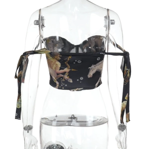 Λεπτομερής όψη της πλάτης με κορδόνια σε vintage crop top με τύπωμα ελαιογραφίας