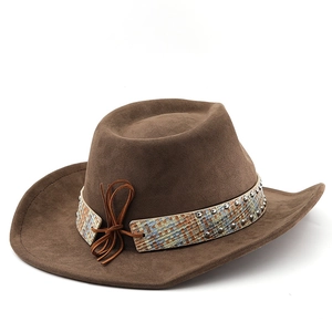 Detail eines dunkelbraunen Cowboyhuts mit Ethno-Flechtband und Metallnieten