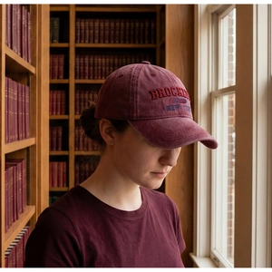 Gros plan sur la casquette en coton délavé bordeaux avec broderie Brooklyn sur mannequin