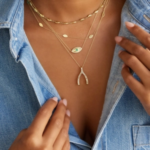 Collier à trois rangs en acier doré 18K avec pendentifs œil protecteur et wishbone
