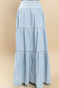 Dettaglio di una gonna di jeans azzurra a balze con balze multistrato e stile vintage