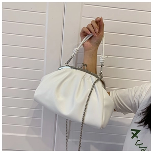 Détail du sac nuage blanc plissé avec fermoir métallique et bandoulière en chaîne