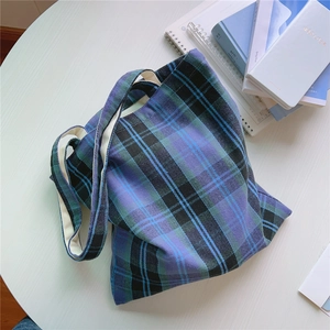Detailansicht der klassischen lila-grünen Karo-Stofftasche aus Canvas mit Baumwolltextur