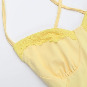 Détail de la robe jaune en dentelle montrant la texture du tissu et le design du dos