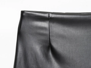 Gros plan sur le short en similicuir taille haute avec coutures précises et texture riche