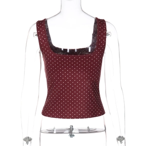 Dettaglio del top senza maniche rosso scuro a pois con vestibilità slim e scollo quadrato
