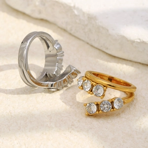 Vue détaillée de bagues en or 18 carats et argent avec double couche de zircons