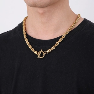 Détail d'un collier pour homme doré avec chaîne torsadée et fermoir à bascule crâne