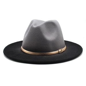 Détail du chapeau en feutre gris avec bord noir et boucle de ceinture dorée