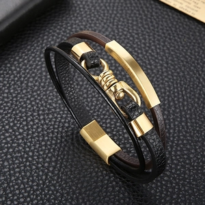 Gros plan d'un bracelet en cuir multicouche avec fermoir magnétique en acier doré