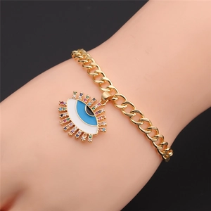 Detailansicht eines goldenen Evil Eye Armbandes mit bunten Zirkoniasteinen an kubanischer Kette