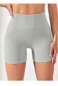 Nahaufnahme der gerippten Textur und des breiten Bundes der grauen Yoga-Shorts