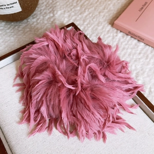 Gros plan d'un chouchou en plumes roses duveteuses avec texture douce et bande élastique