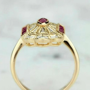 Vue macro de la bague Art Déco avec rubis taille marquise et pavé de diamants