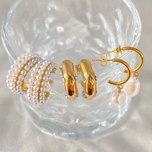 Set di orecchini a cerchio dorati con perle barocche e strass scintillanti su vetro martellato