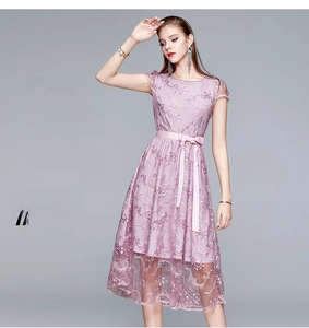 Detailansicht des lila Spitzenkleids mit Blumenstickerei und einer Satin-Schleife am Bund