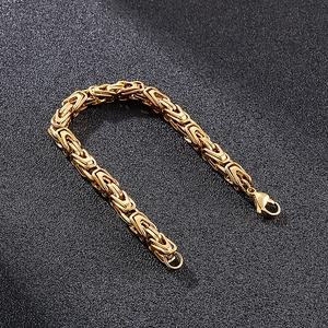 Detailaufnahme des goldenen Byzantiner-Armbands mit Karabinerverschluss auf Schwarz