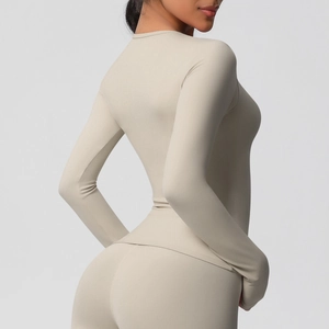 Détail de l'ensemble de fitness brossé beige clair montrant le legging et le haut ajusté