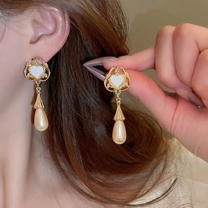 Boucles d'oreilles cœur vintage dorées avec perles goutte d'eau couleur champagne