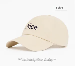 Dettaglio del cappellino da baseball beige in cotone con ricamo Nice e visiera curva