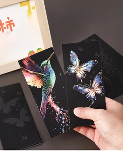 Dettaglio di segnalibri graffiabili colorati colibrì e farfalla per lavoretti bambini