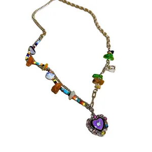 Collier de perles colorées avec pendentif cœur violet et pierres mixtes style dopamine