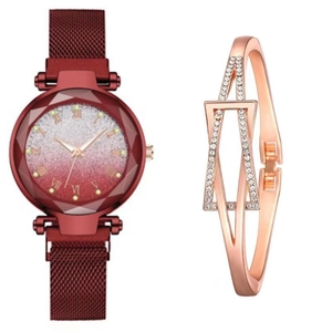 Dettaglio dell'orologio con quadrante stellato bordeaux e bracciale in oro rosa