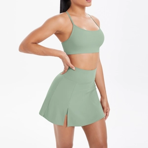 Détail de la jupe-short de sport vert sauge avec fente latérale pour tennis et yoga