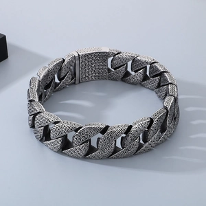 Detailansicht der silbernen Edelstahl-Cuban-Kette mit aufwendigen Schuppenmustern
