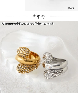 Makroaufnahme von wasserdichten Edelstahlringen in Gold und Silber mit Mikro-Pavé-Diamanten