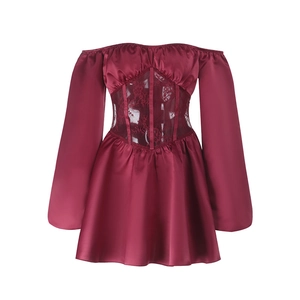 Détail du tissu satiné bordeaux luxueux avec empiècements de dentelle et texture fine
